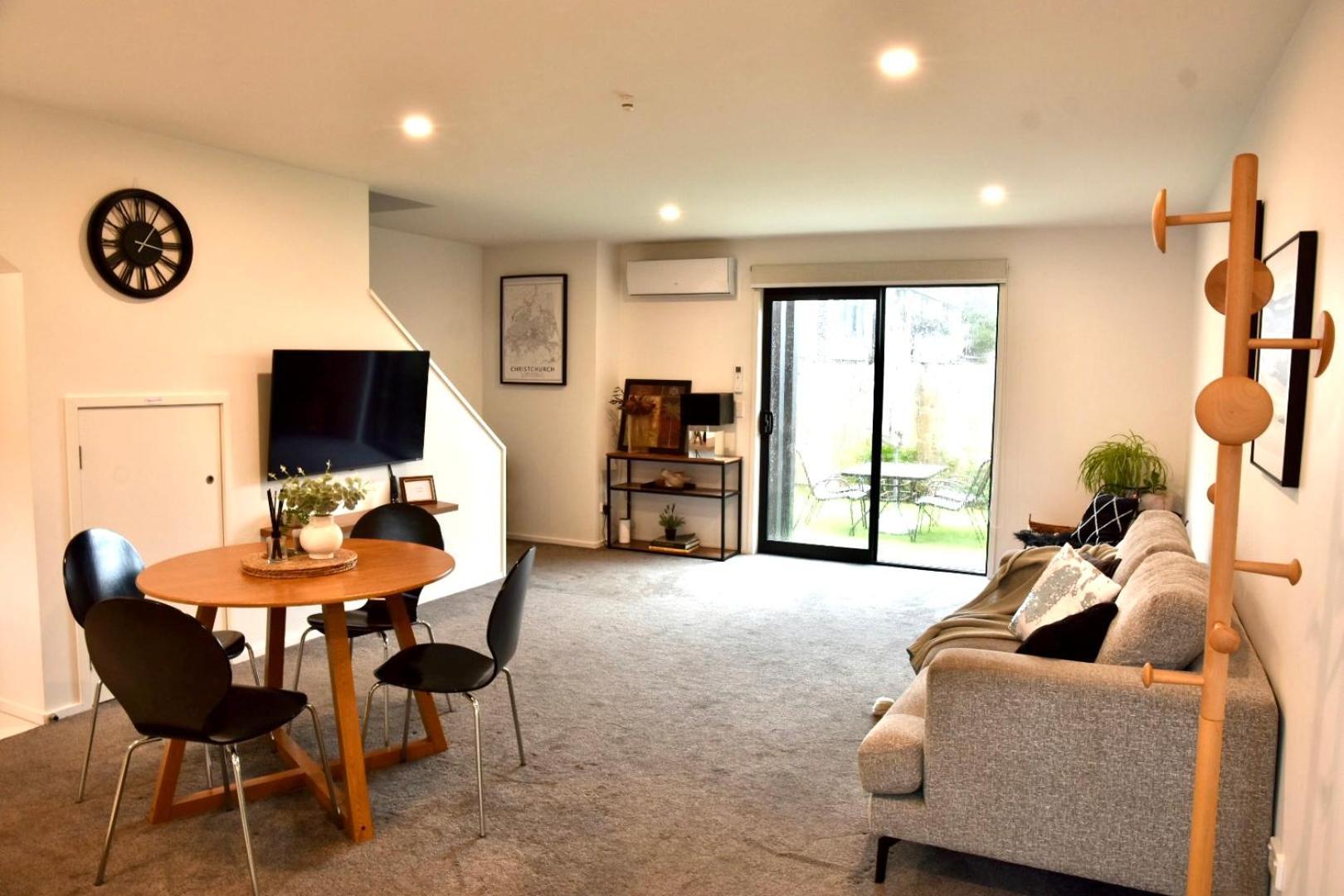 Close To Arena And One Kilometer From Railway Station Onsite Ev Car Park Christchurch Bagian luar foto