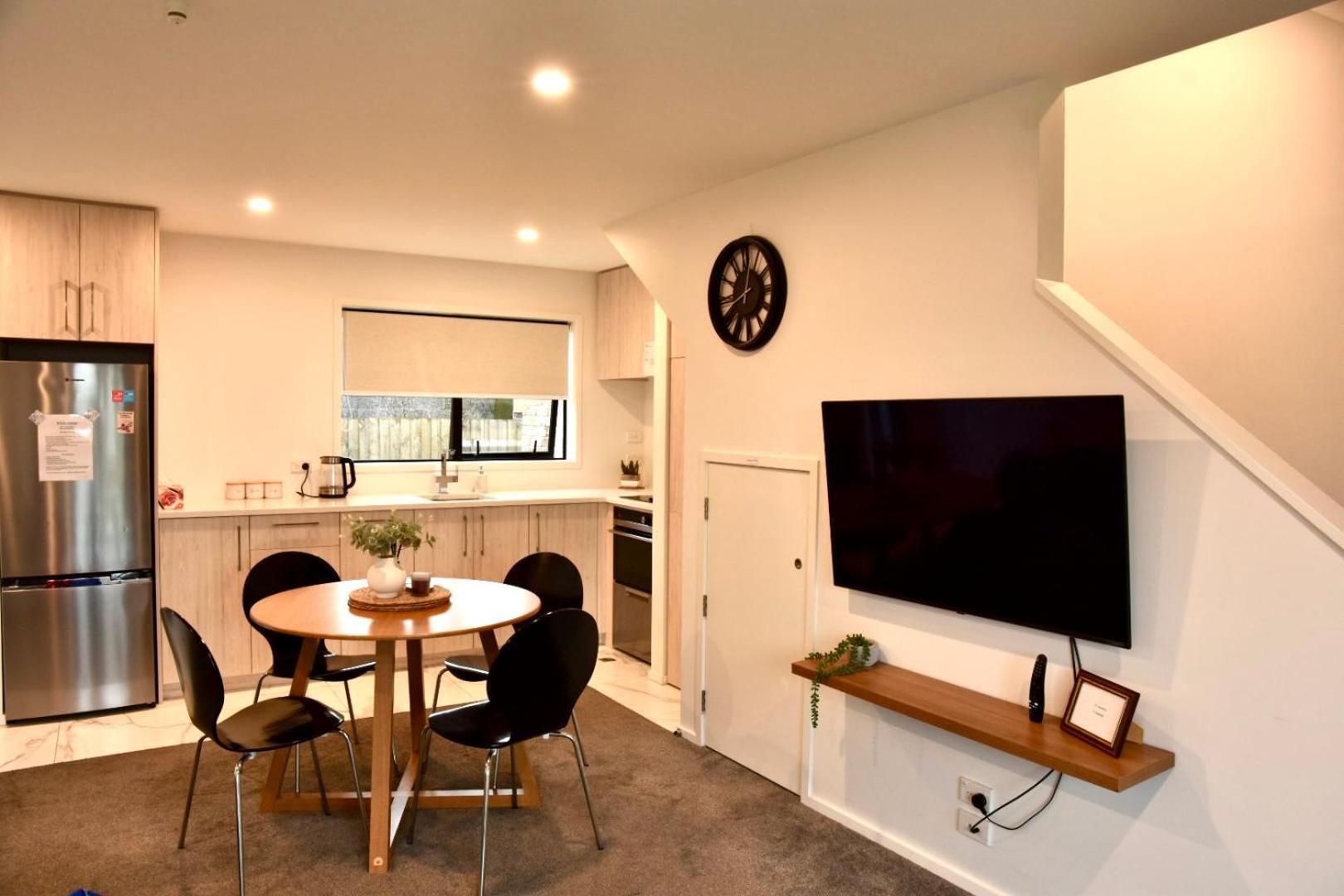 Close To Arena And One Kilometer From Railway Station Onsite Ev Car Park Christchurch Bagian luar foto